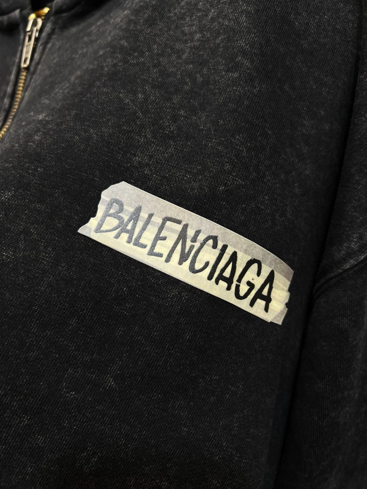 BALENCIAGA loose fit hooded zipper jacket (long-term large quantity in stock, will not be removed from the shelves) 350g Masking Tape Series, the pattern design prototype is graffiti-style Masking Tape (White tape printing) wrapped with masking tape. The letter pattern of the long strip of White tape on the back is the tape graffiti logo. Washed with fried snowflakes. Same Style hooded jacket for men and women. Color: Washed. Black. Sizes: S-2XL (Worry-free after-sales service)